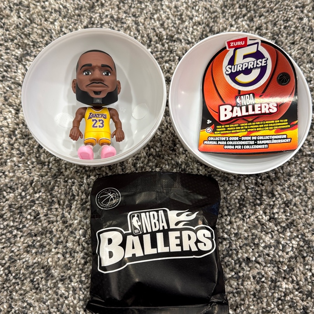 Zuru NBA Ballers 5 Surprise mystery figure, LeBron James, LA Lakers